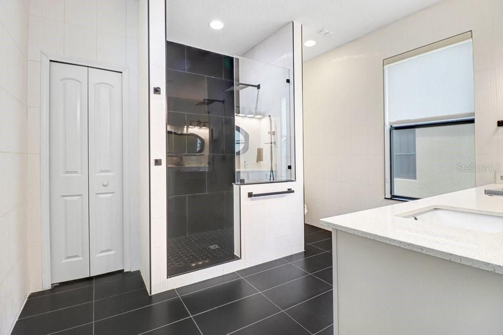 En Venta: $659,900 (4 camas, 3 baños, 2955 Pies cuadrados)