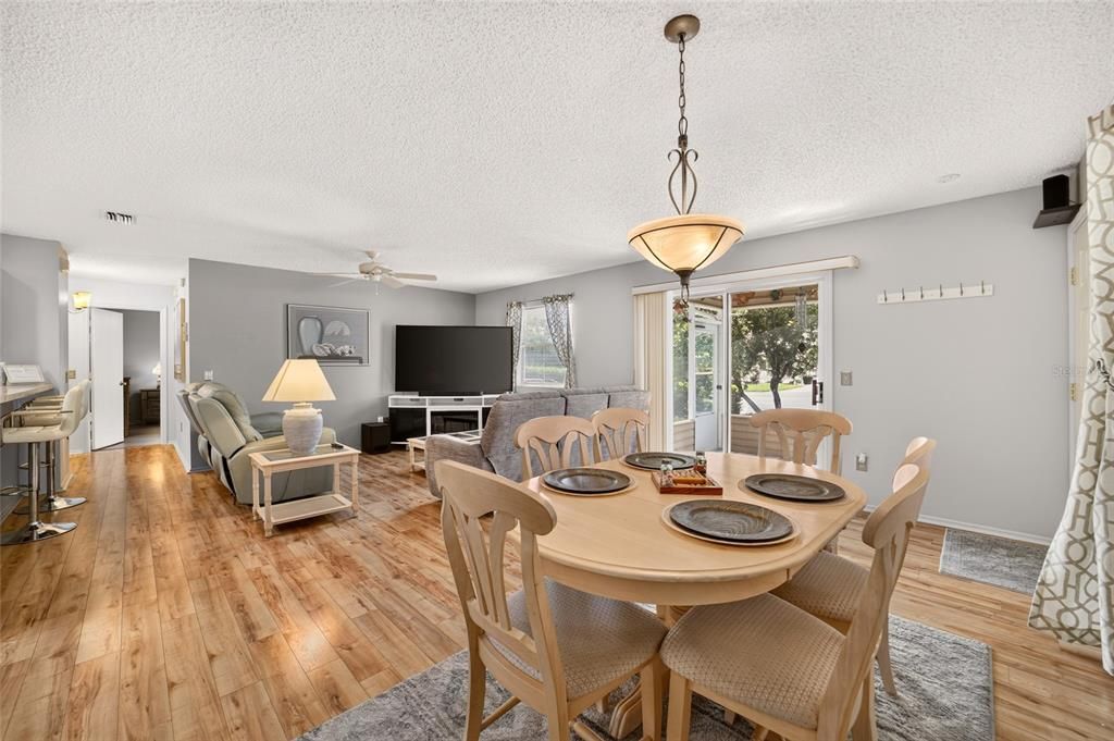 For Sale: $275,000 (2 beds, 2 baths, 1156 Square Feet)