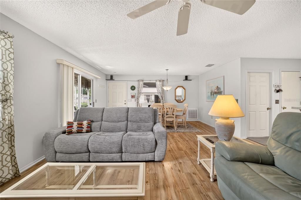 For Sale: $275,000 (2 beds, 2 baths, 1156 Square Feet)