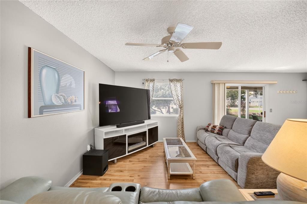 For Sale: $275,000 (2 beds, 2 baths, 1156 Square Feet)