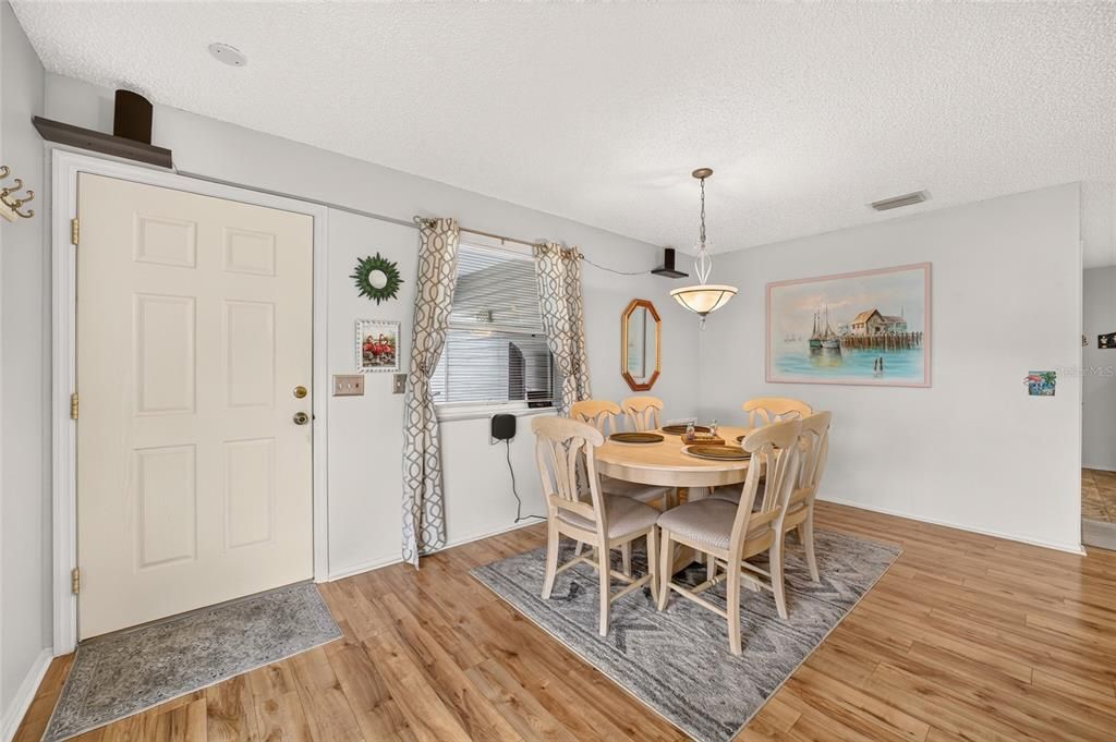 For Sale: $275,000 (2 beds, 2 baths, 1156 Square Feet)