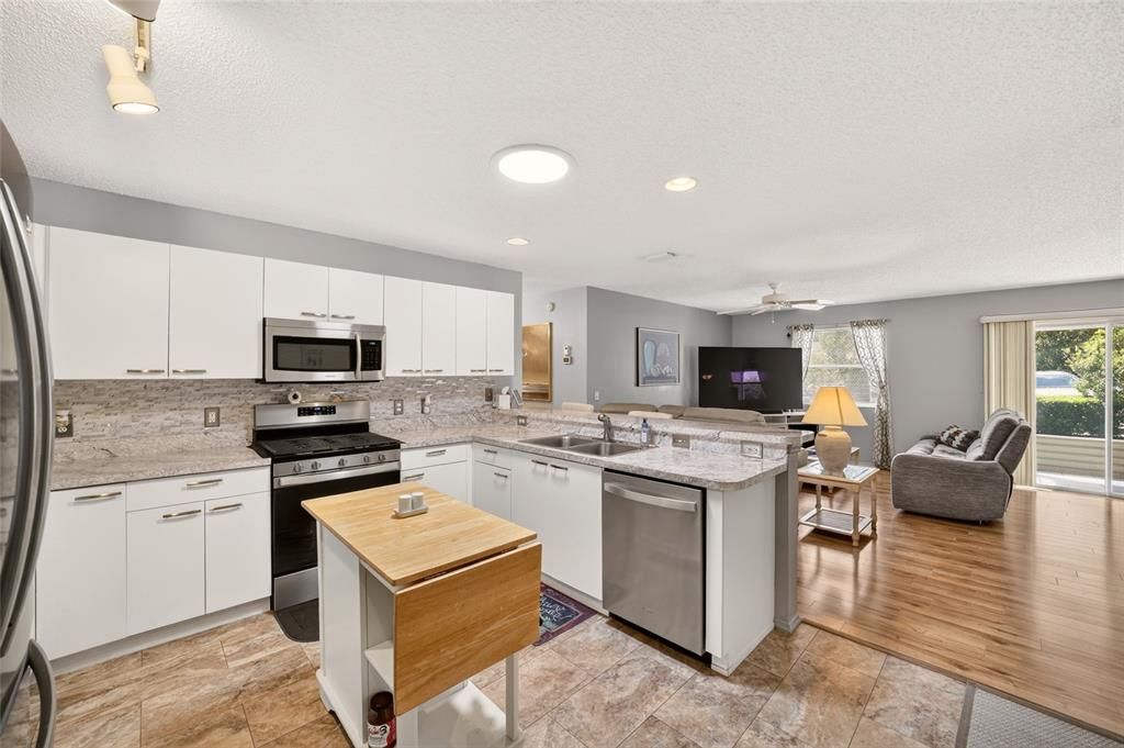 For Sale: $275,000 (2 beds, 2 baths, 1156 Square Feet)