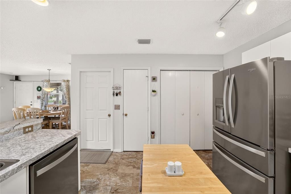 For Sale: $275,000 (2 beds, 2 baths, 1156 Square Feet)
