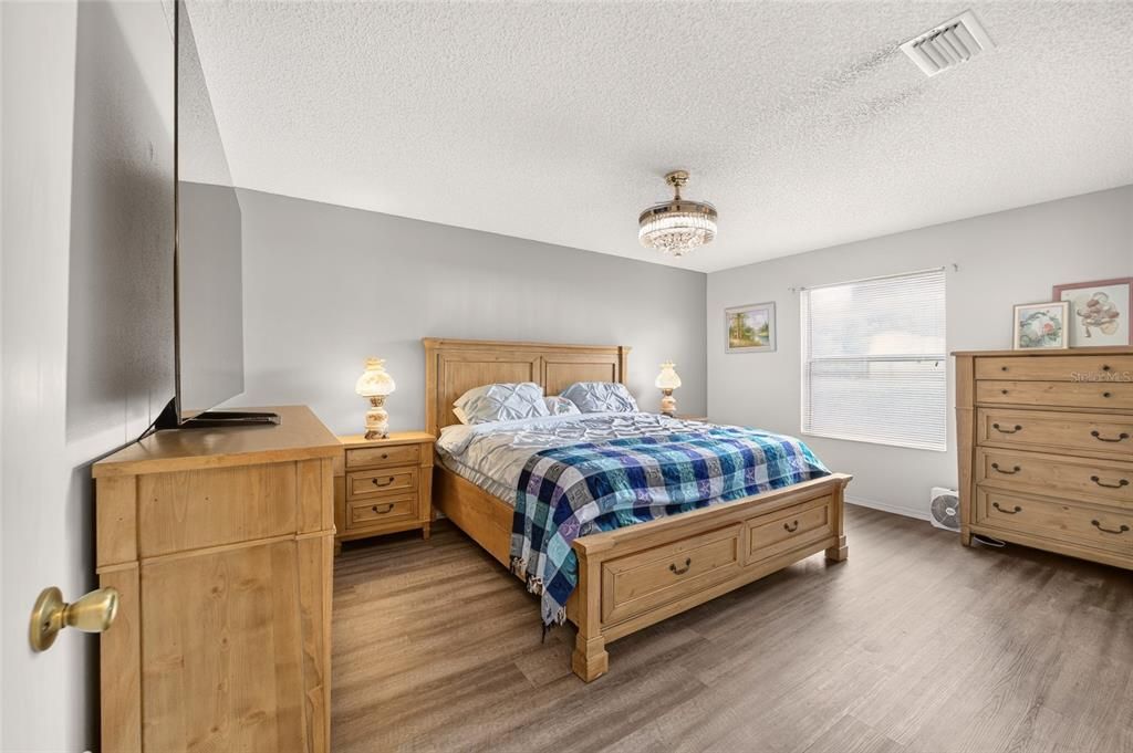 For Sale: $275,000 (2 beds, 2 baths, 1156 Square Feet)