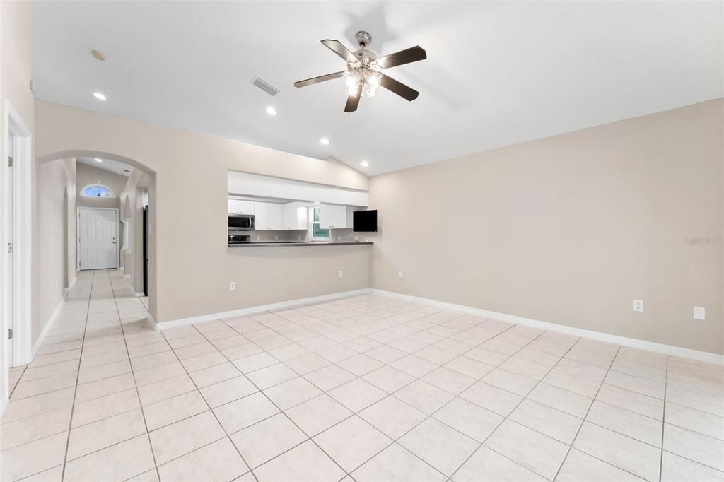 Activo con contrato: $650,000 (3 camas, 2 baños, 1528 Pies cuadrados)
