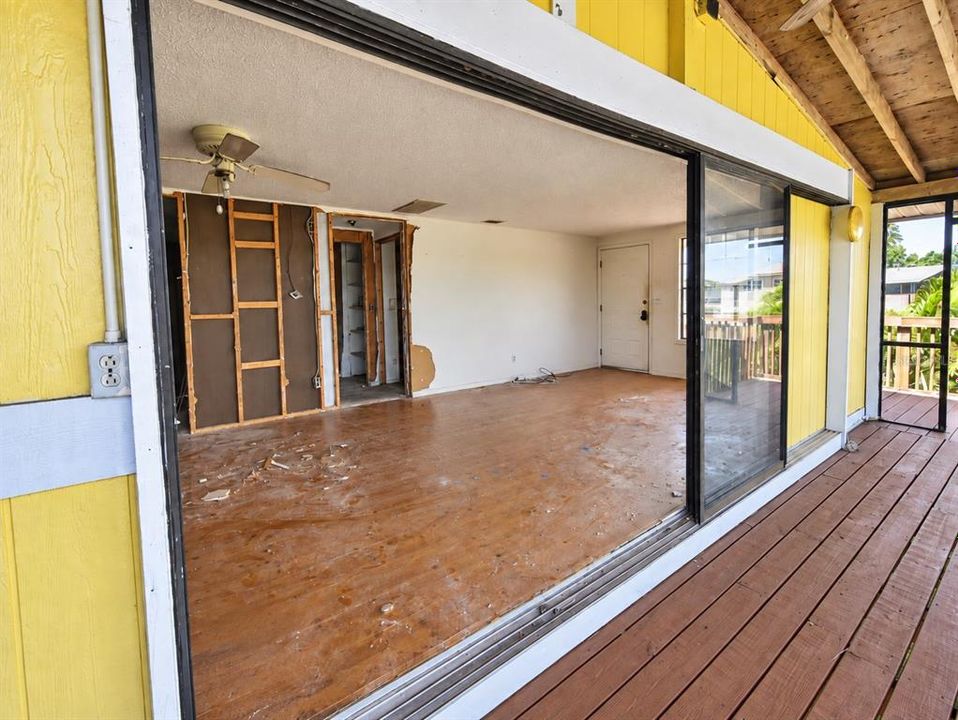 For Sale: $135,000 (1 beds, 1 baths, 576 Square Feet)