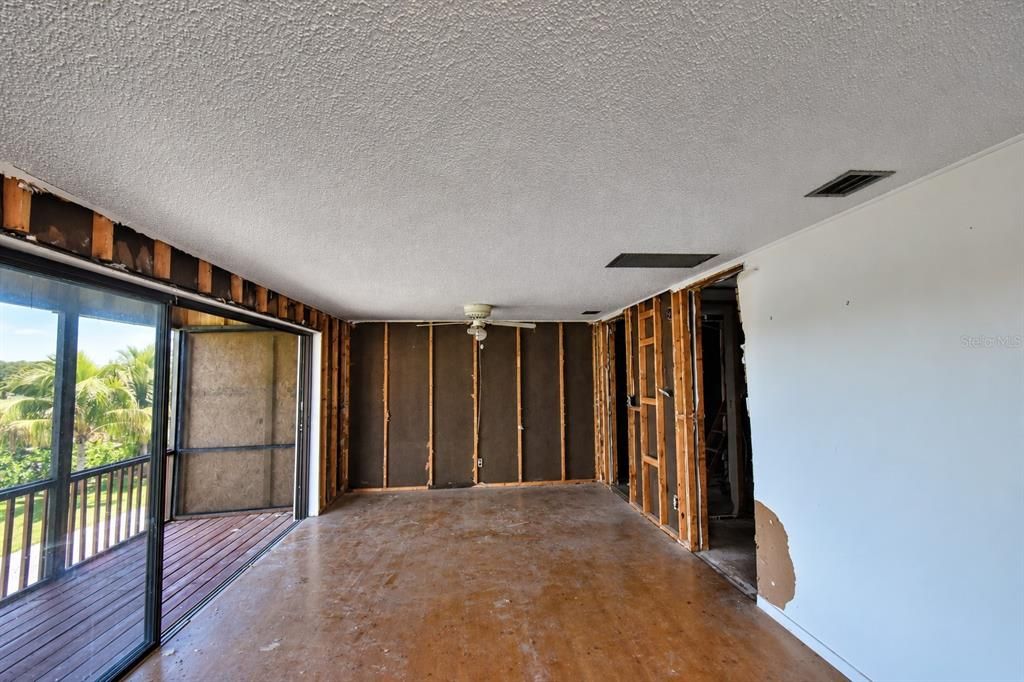 For Sale: $135,000 (1 beds, 1 baths, 576 Square Feet)