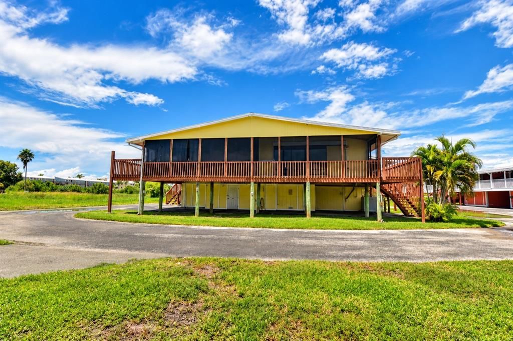 For Sale: $135,000 (1 beds, 1 baths, 576 Square Feet)