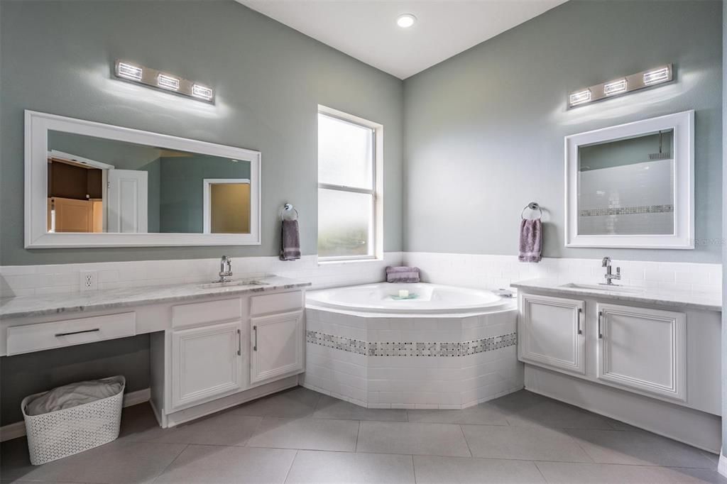 For Sale: $1,225,000 (5 beds, 3 baths, 3073 Square Feet)