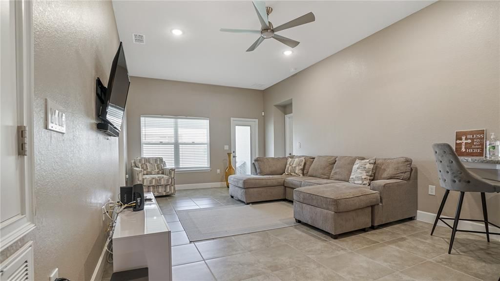 For Rent: $3,000 (3 beds, 2 baths, 1807 Square Feet)