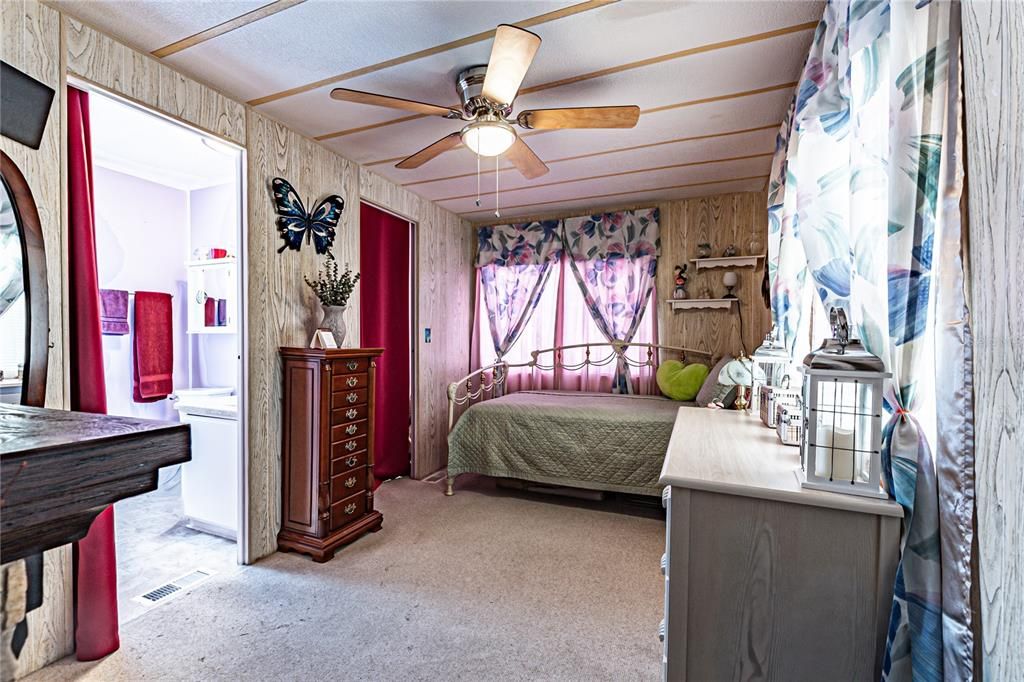 For Sale: $124,900 (2 beds, 2 baths, 1260 Square Feet)
