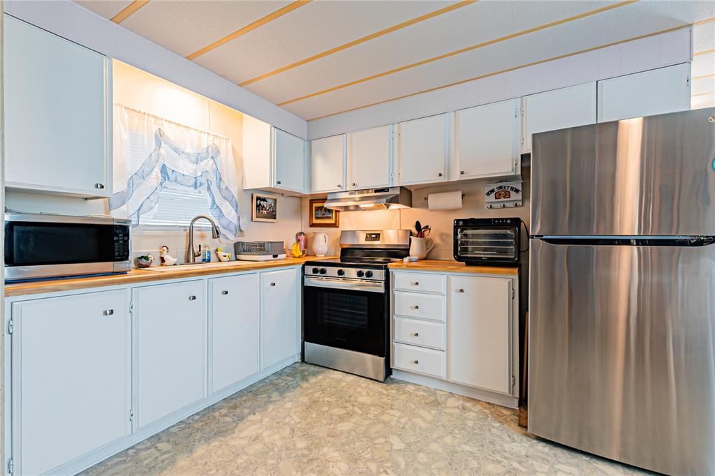 For Sale: $124,900 (2 beds, 2 baths, 1260 Square Feet)
