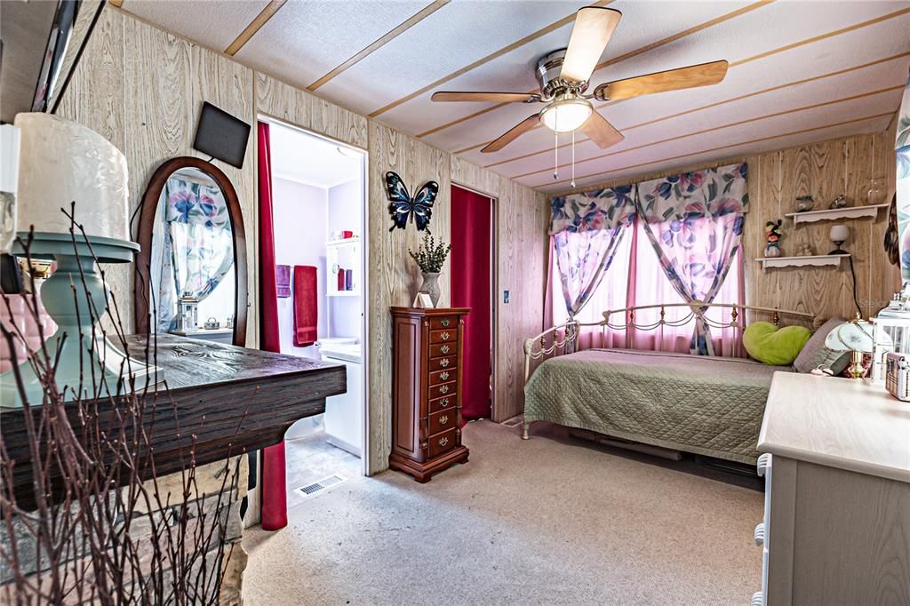 For Sale: $124,900 (2 beds, 2 baths, 1260 Square Feet)