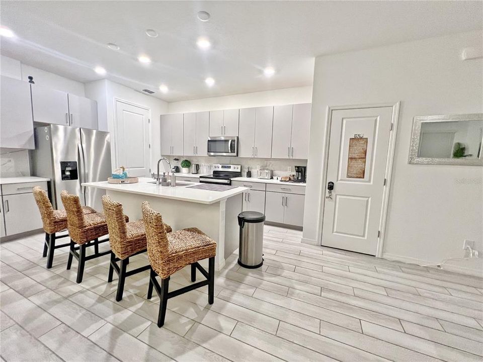 For Rent: $2,800 (3 beds, 2 baths, 2100 Square Feet)