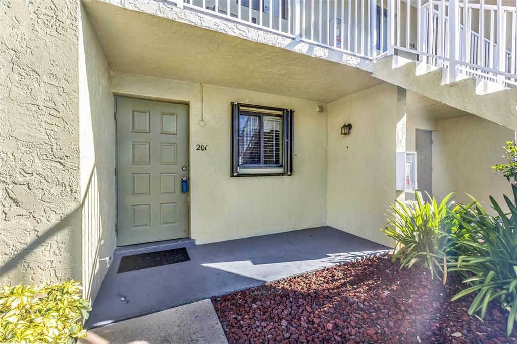 Active With Contract: $149,000 (2 beds, 2 baths, 886 Square Feet)