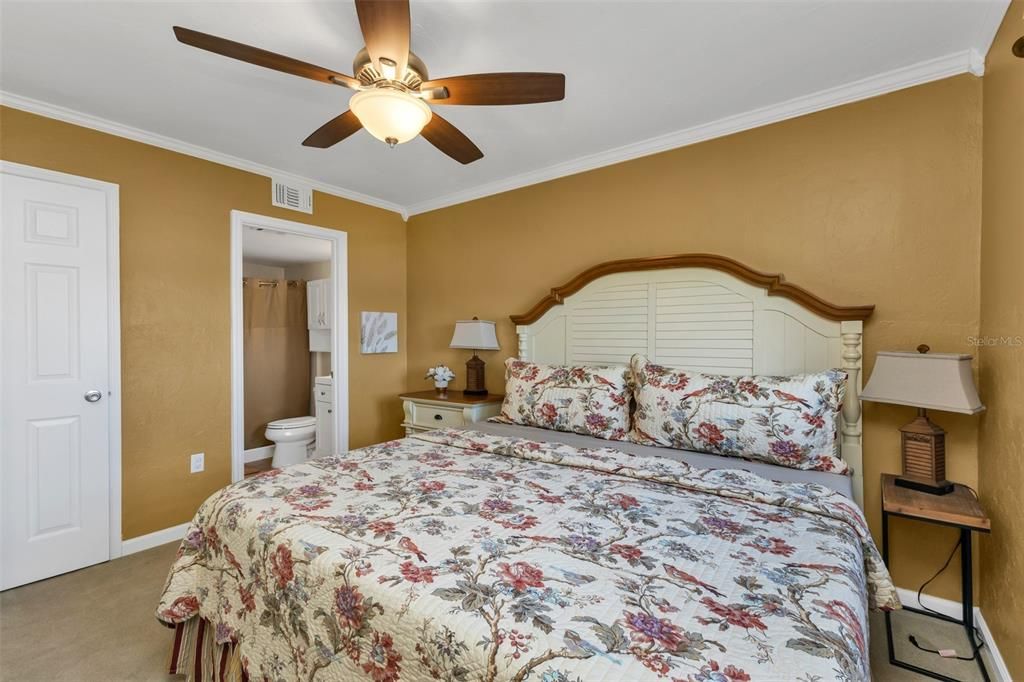Active With Contract: $149,000 (2 beds, 2 baths, 886 Square Feet)