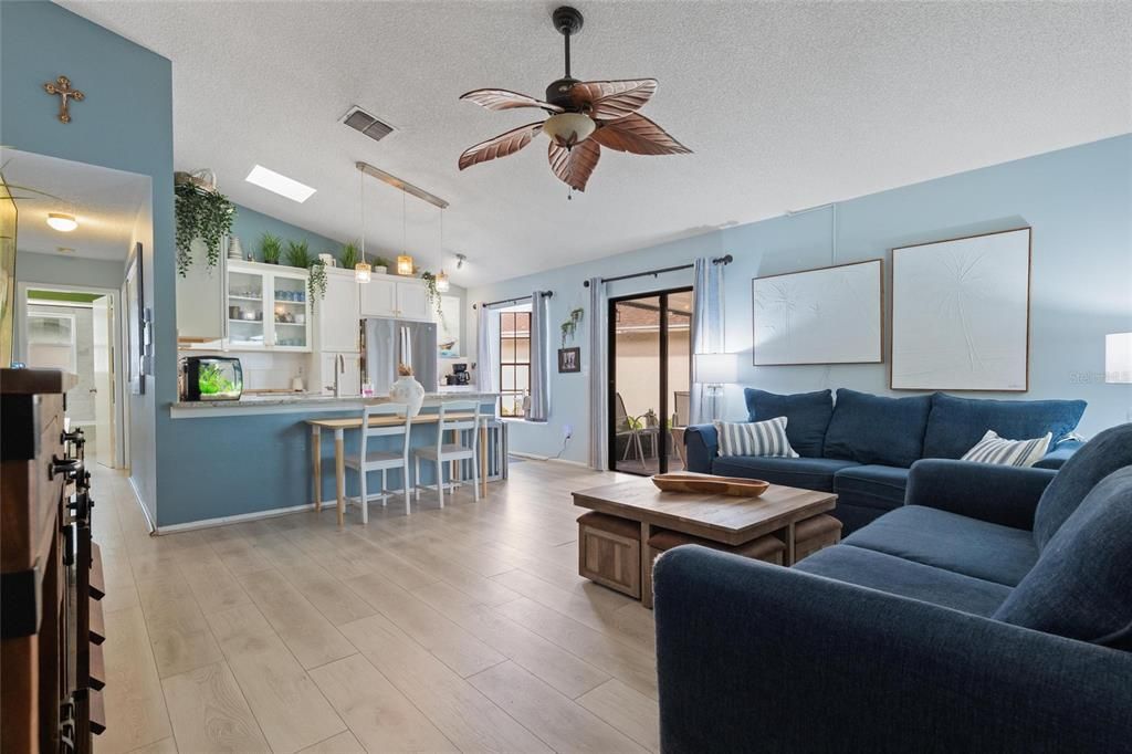 For Sale: $334,737 (2 beds, 2 baths, 931 Square Feet)