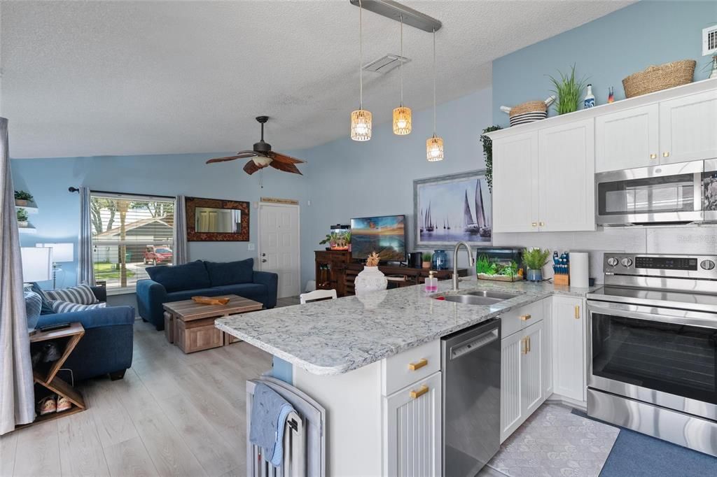 For Sale: $334,737 (2 beds, 2 baths, 931 Square Feet)