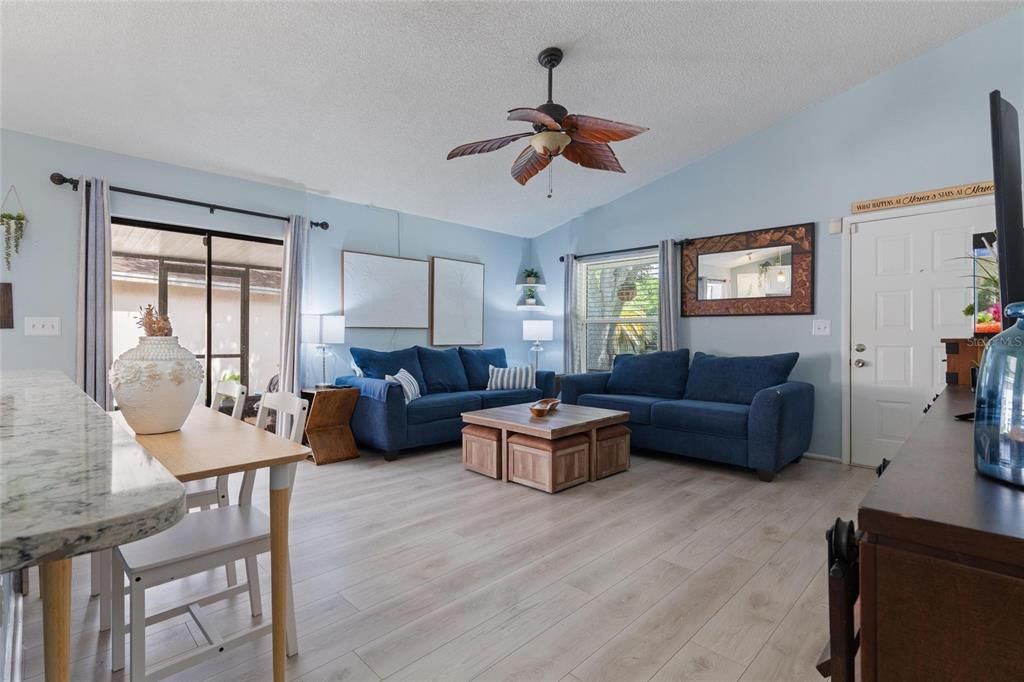 For Sale: $334,737 (2 beds, 2 baths, 931 Square Feet)
