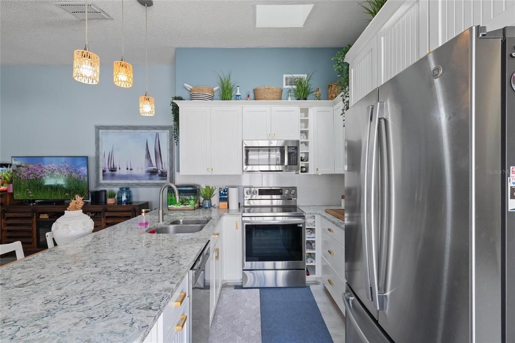 For Sale: $334,737 (2 beds, 2 baths, 931 Square Feet)