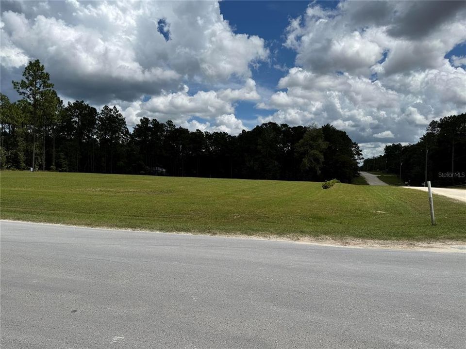 На продажу: $185,000 (1.29 acres)