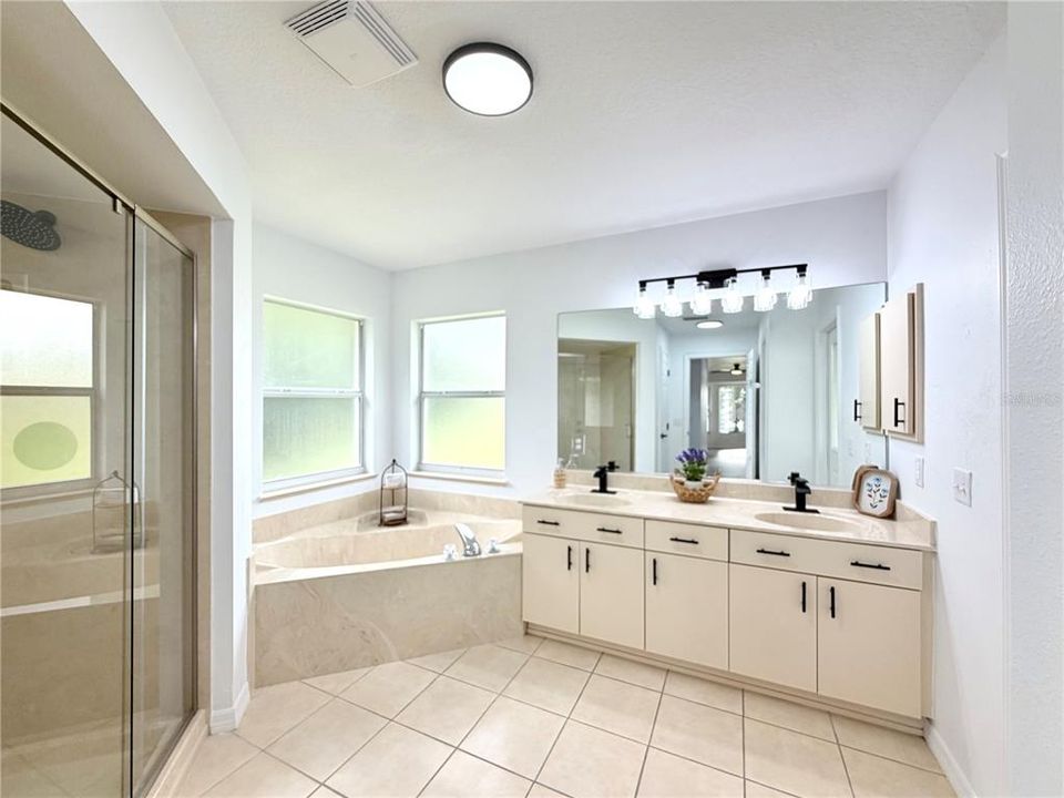 For Sale: $298,900 (4 beds, 3 baths, 2585 Square Feet)