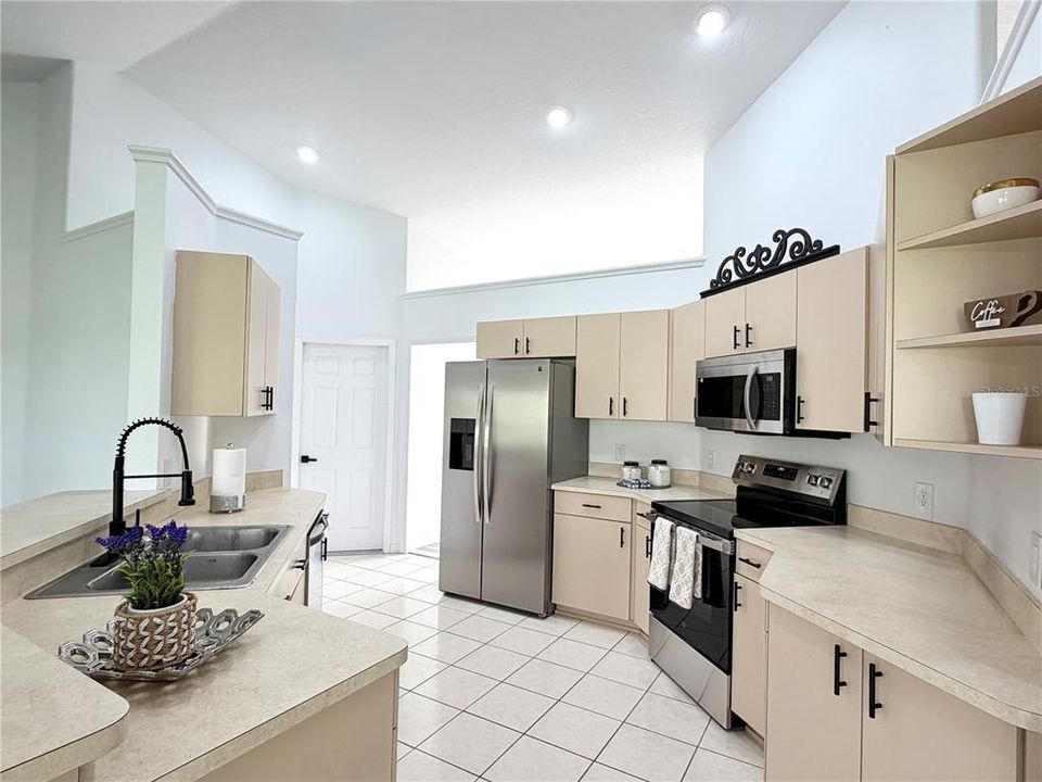 For Sale: $298,900 (4 beds, 3 baths, 2585 Square Feet)
