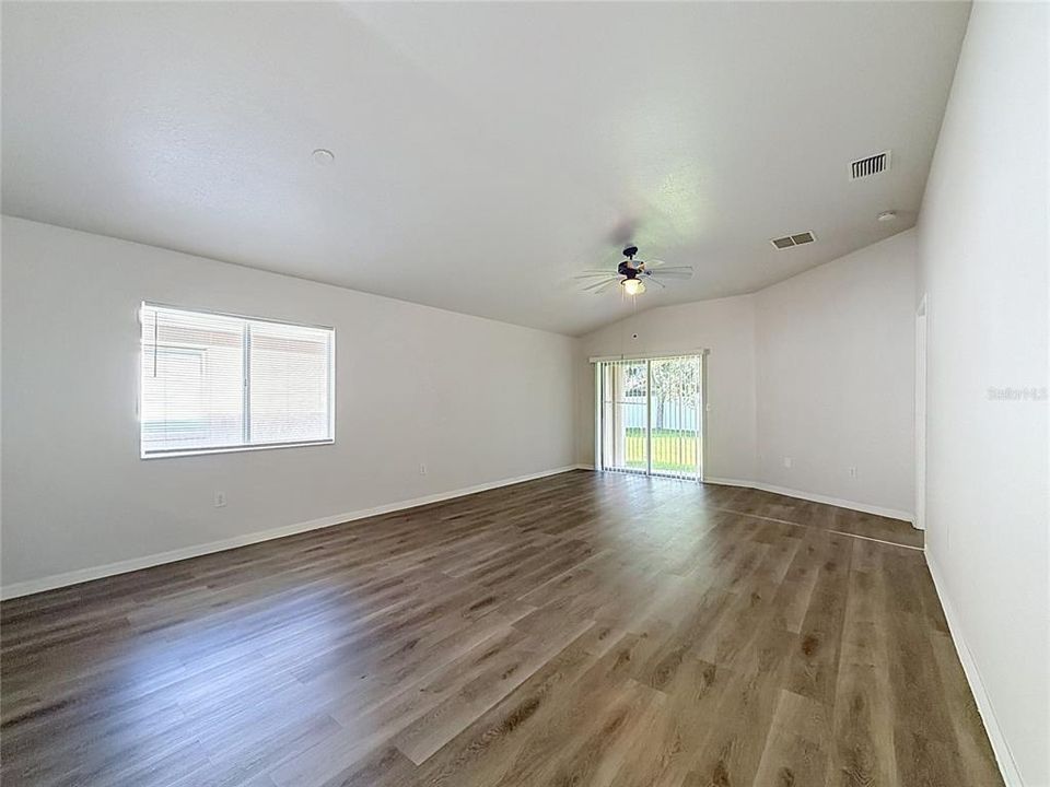 For Sale: $299,900 (3 beds, 2 baths, 1263 Square Feet)