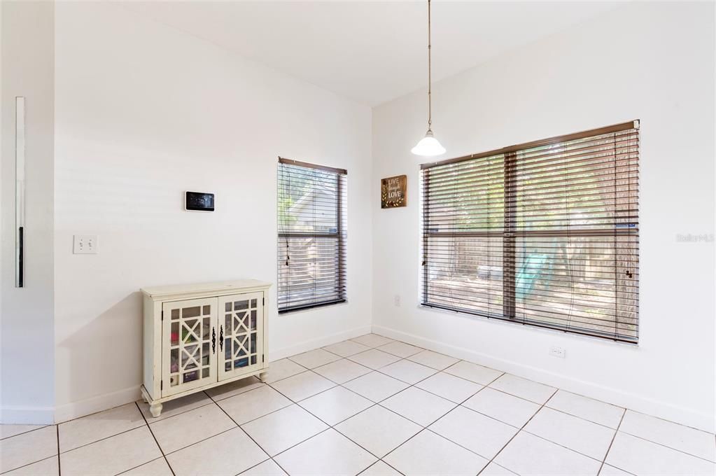 В аренду: $2,600 (3 спален, 2 ванн, 1402 Квадратных фут)
