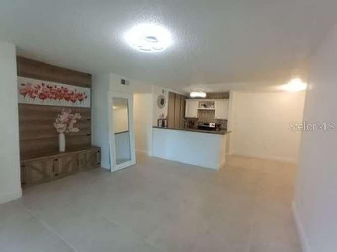 For Sale: $144,400 (1 beds, 1 baths, 738 Square Feet)