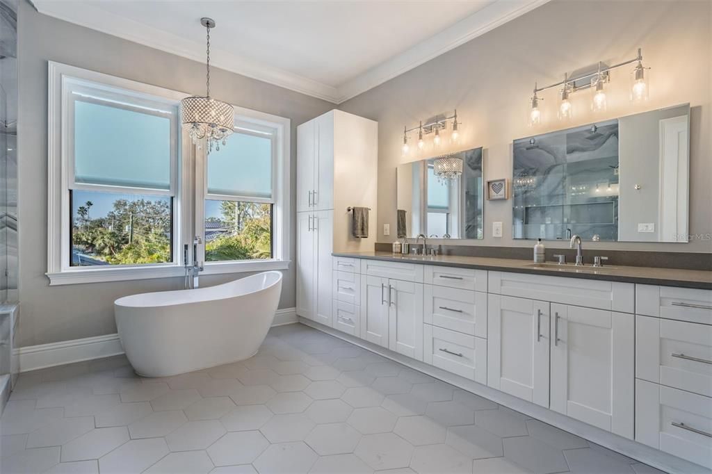 For Sale: $2,100,000 (5 beds, 5 baths, 3723 Square Feet)