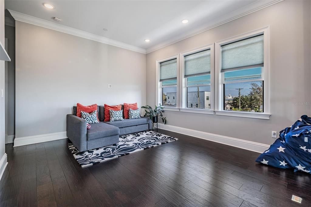 For Sale: $2,100,000 (5 beds, 5 baths, 3723 Square Feet)