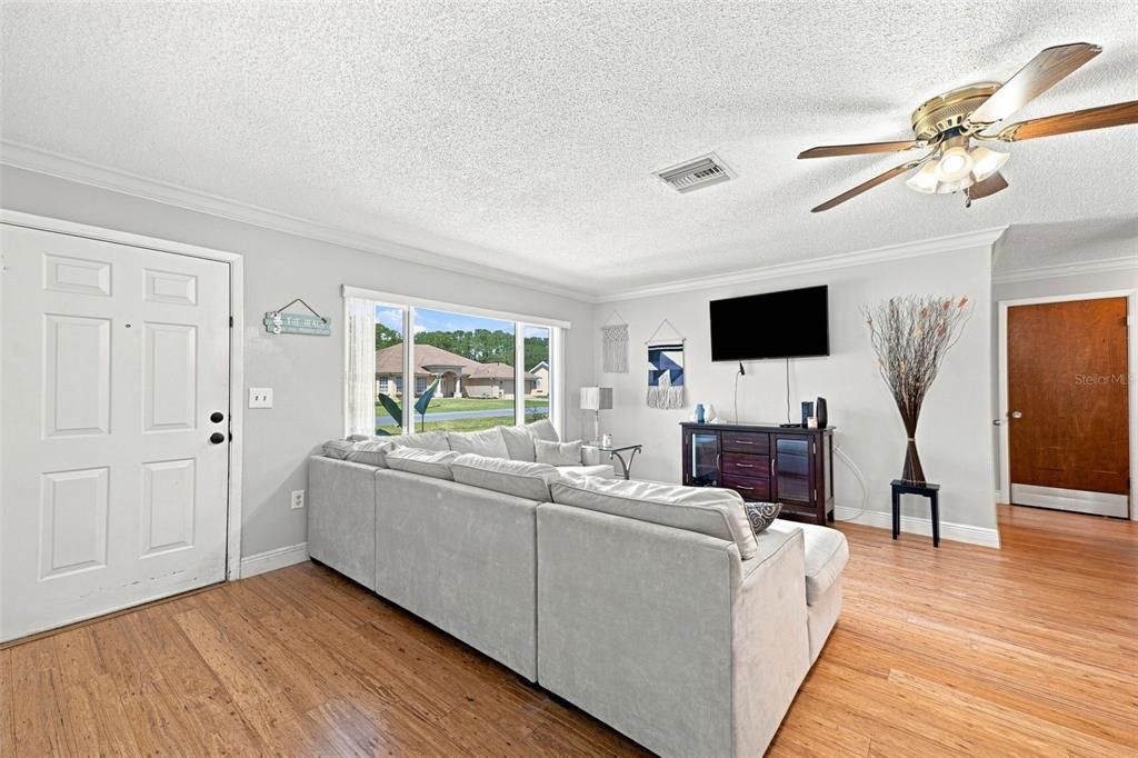 For Sale: $320,000 (3 beds, 2 baths, 1655 Square Feet)