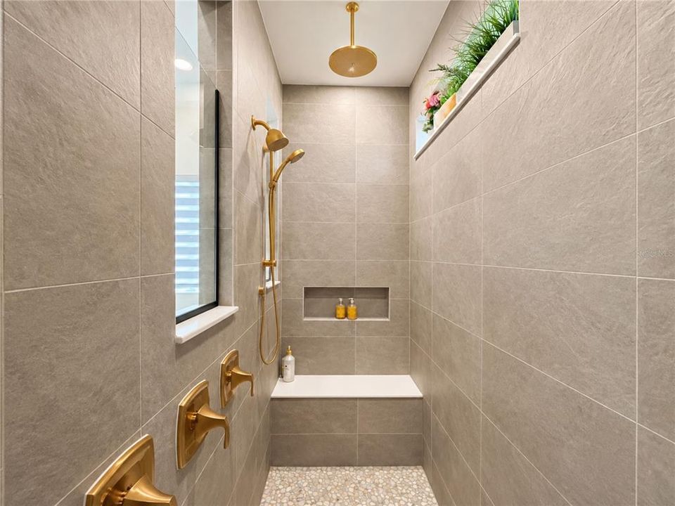 Activo con contrato: $4,450 (4 camas, 3 baños, 3074 Pies cuadrados)