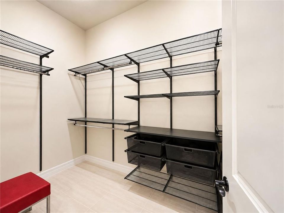 Activo con contrato: $4,450 (4 camas, 3 baños, 3074 Pies cuadrados)