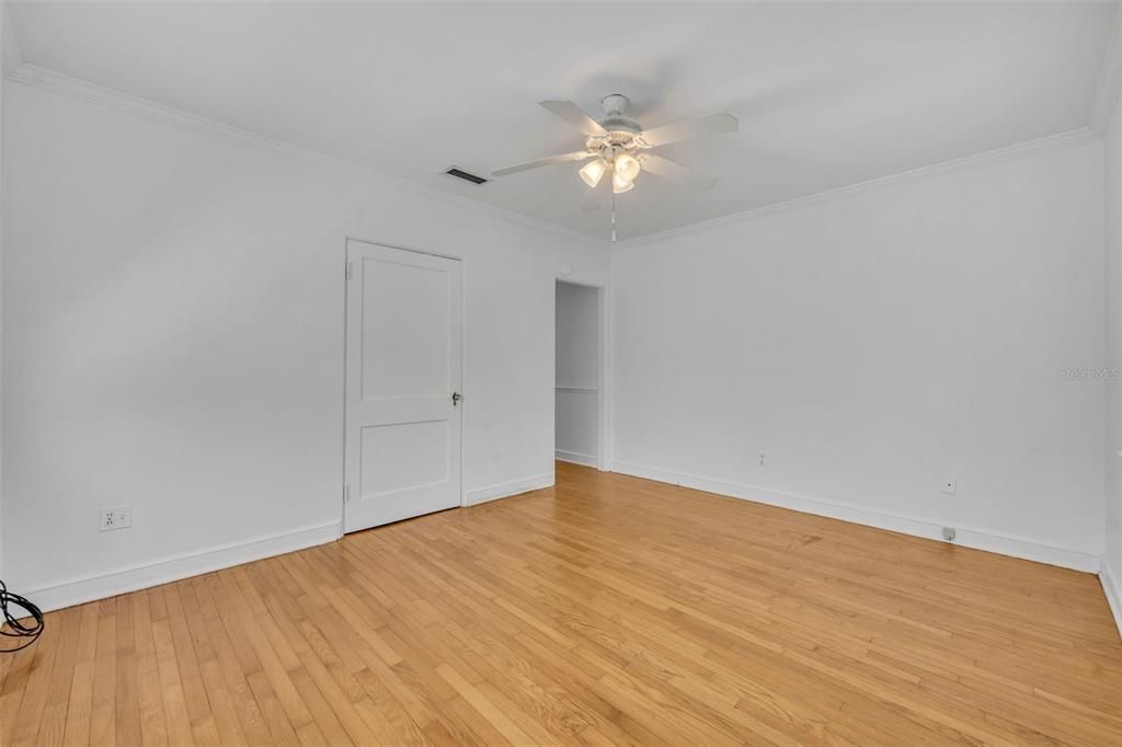 For Rent: $1,800 (1 beds, 1 baths, 705 Square Feet)