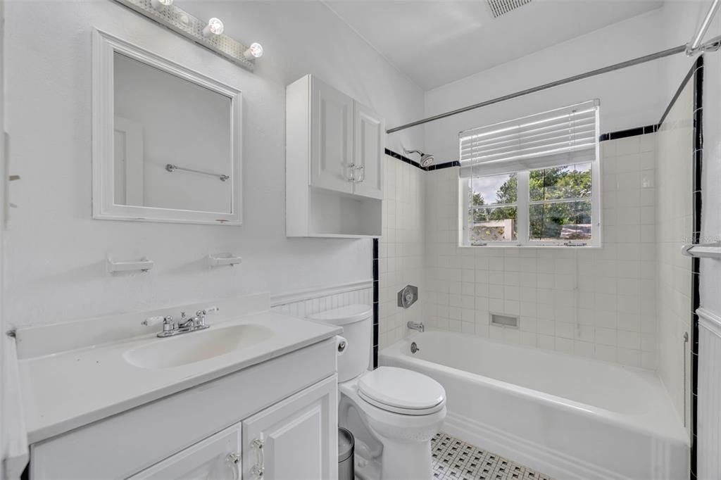 For Rent: $1,800 (1 beds, 1 baths, 705 Square Feet)