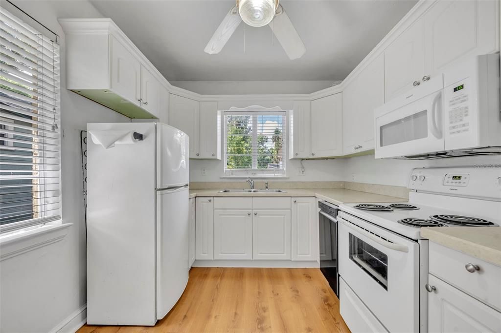 For Rent: $1,800 (1 beds, 1 baths, 705 Square Feet)