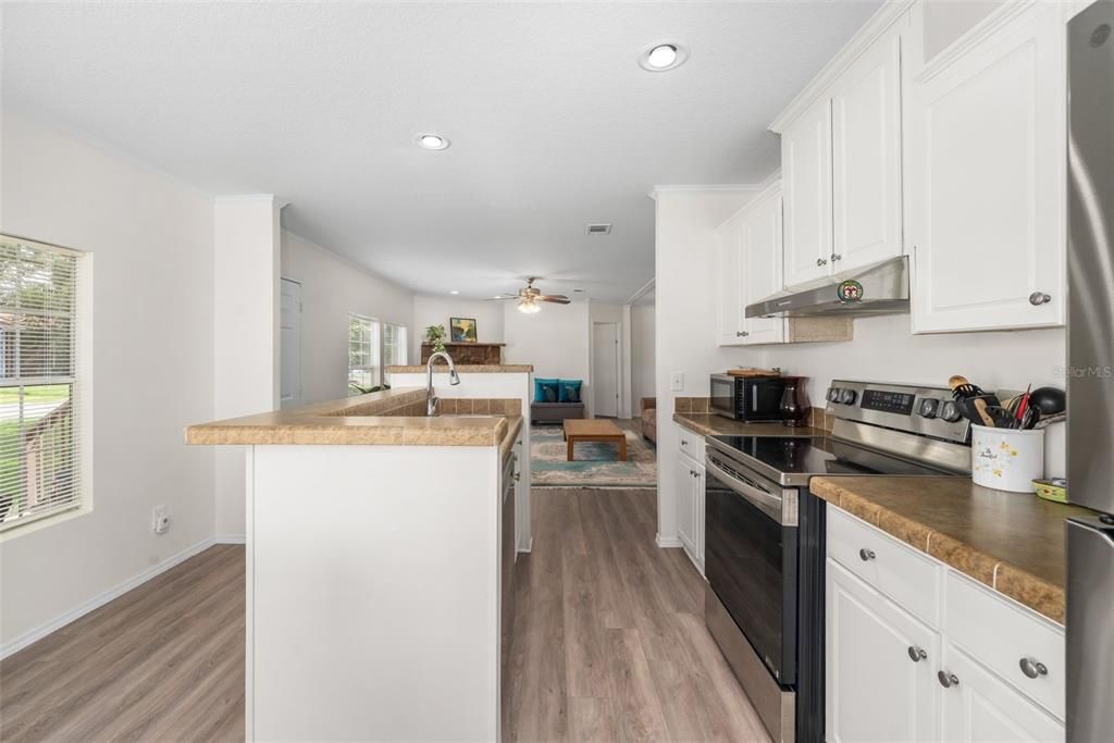 For Sale: $224,000 (3 beds, 2 baths, 1294 Square Feet)