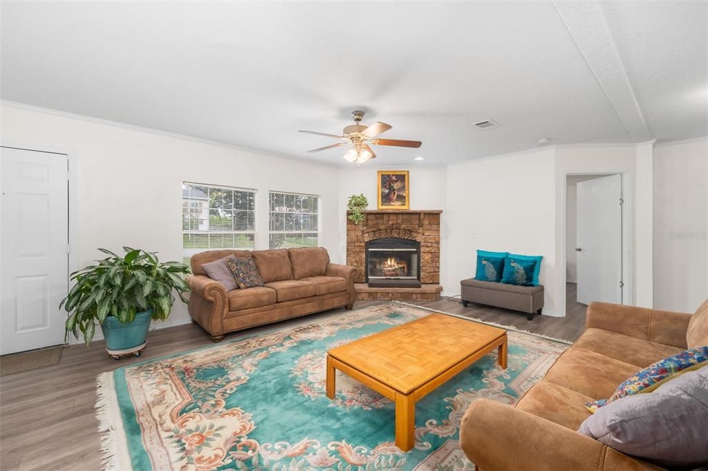 For Sale: $224,000 (3 beds, 2 baths, 1294 Square Feet)