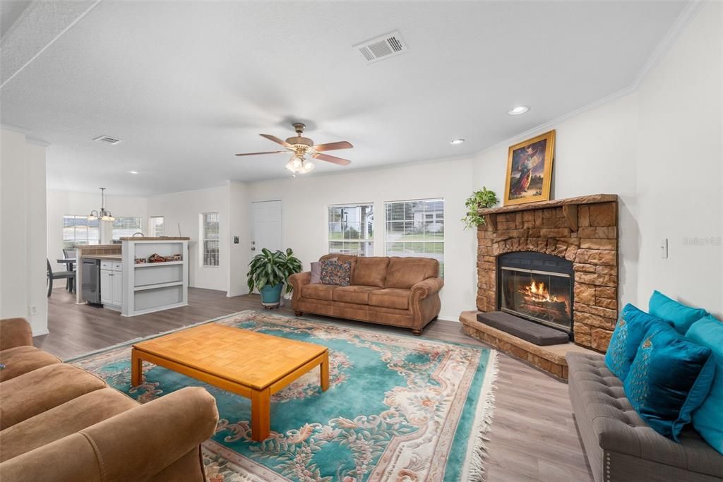 For Sale: $224,000 (3 beds, 2 baths, 1294 Square Feet)