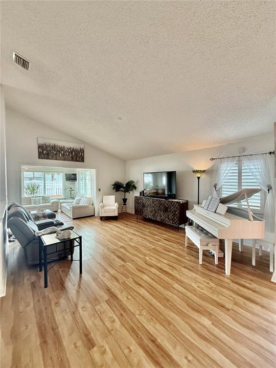 Activo con contrato: $514,990 (3 camas, 2 baños, 1622 Pies cuadrados)
