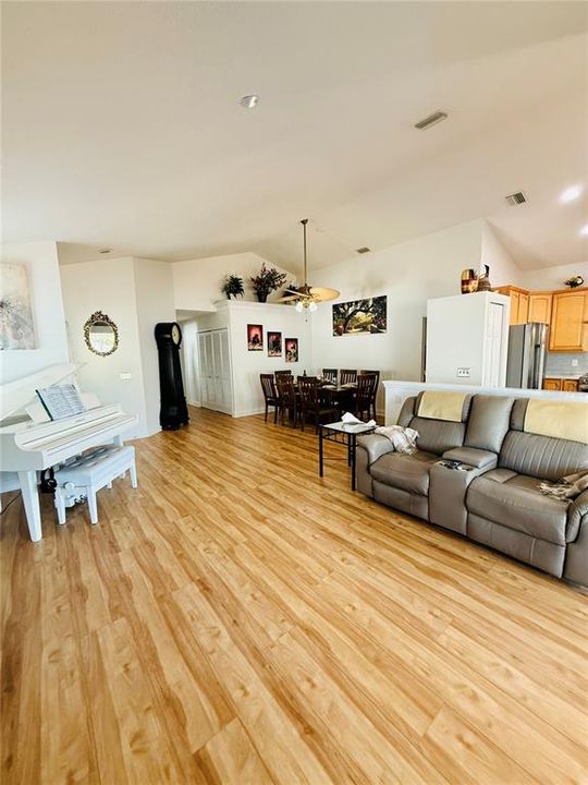 Activo con contrato: $514,990 (3 camas, 2 baños, 1622 Pies cuadrados)