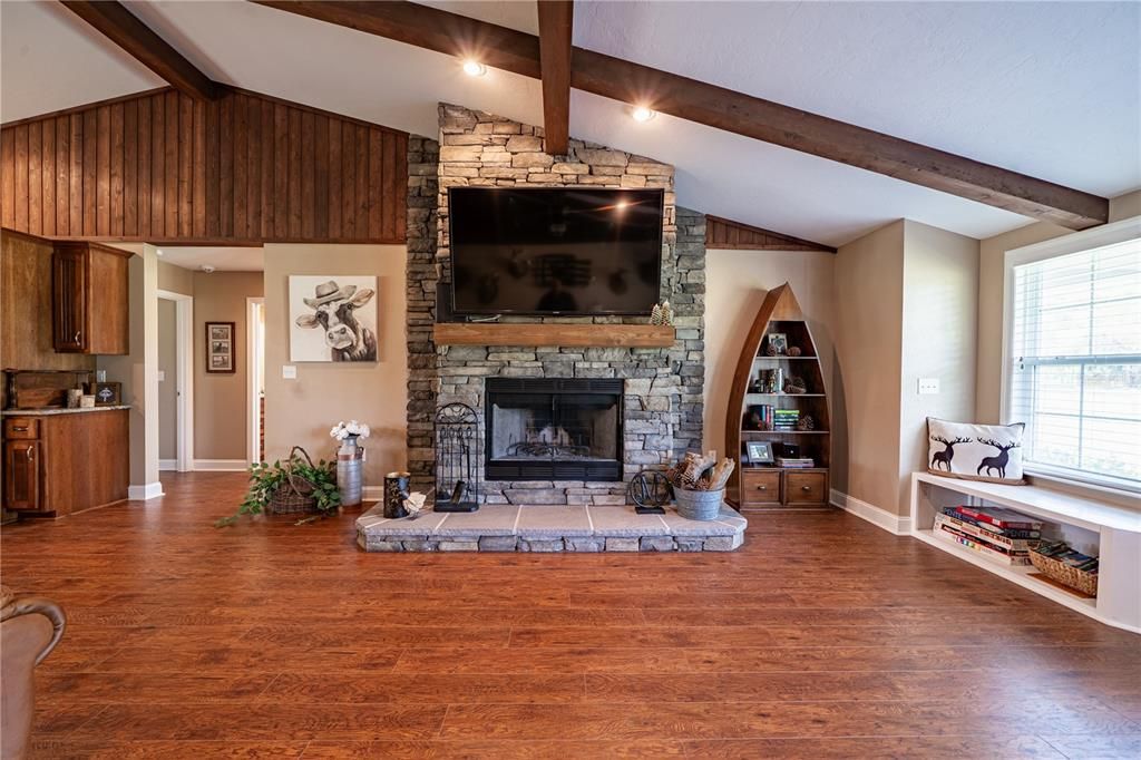 На продажу: $4,399,000 (391.00 acres)