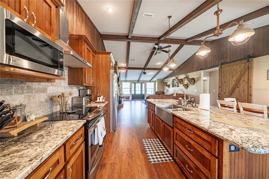 На продажу: $4,399,000 (391.00 acres)