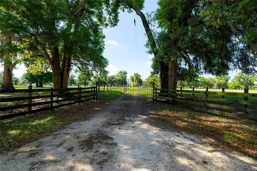 На продажу: $4,399,000 (391.00 acres)