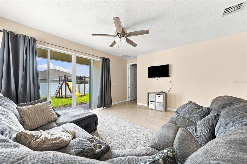 En Venta: $340,000 (4 camas, 2 baños, 1726 Pies cuadrados)