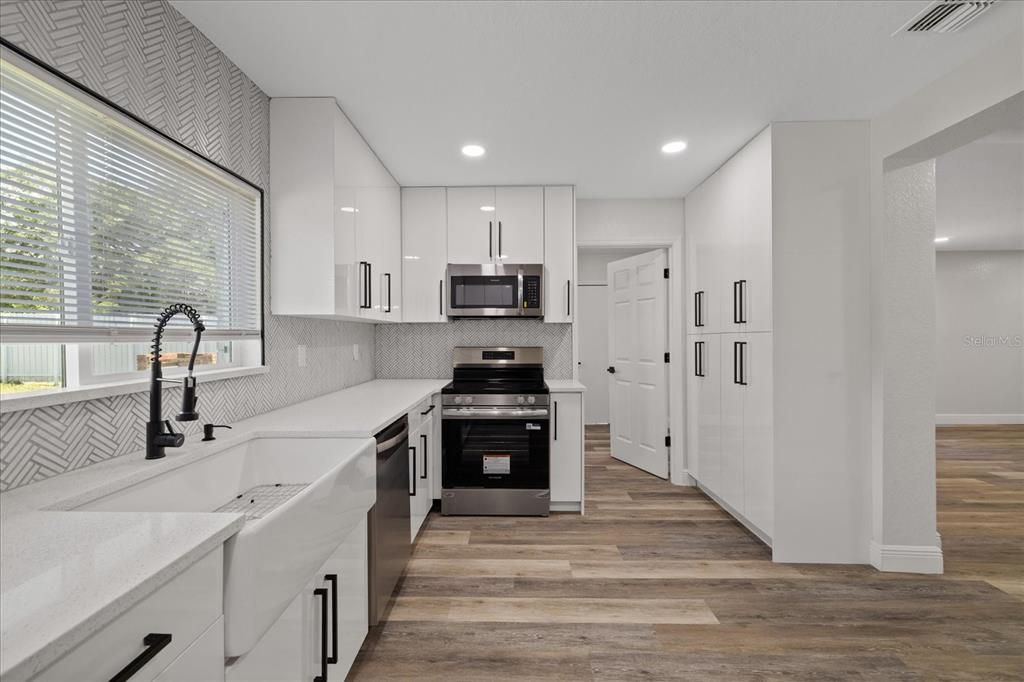 For Sale: $517,900 (5 beds, 3 baths, 2411 Square Feet)