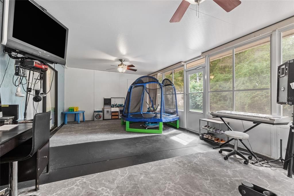 For Sale: $349,900 (4 beds, 2 baths, 1740 Square Feet)