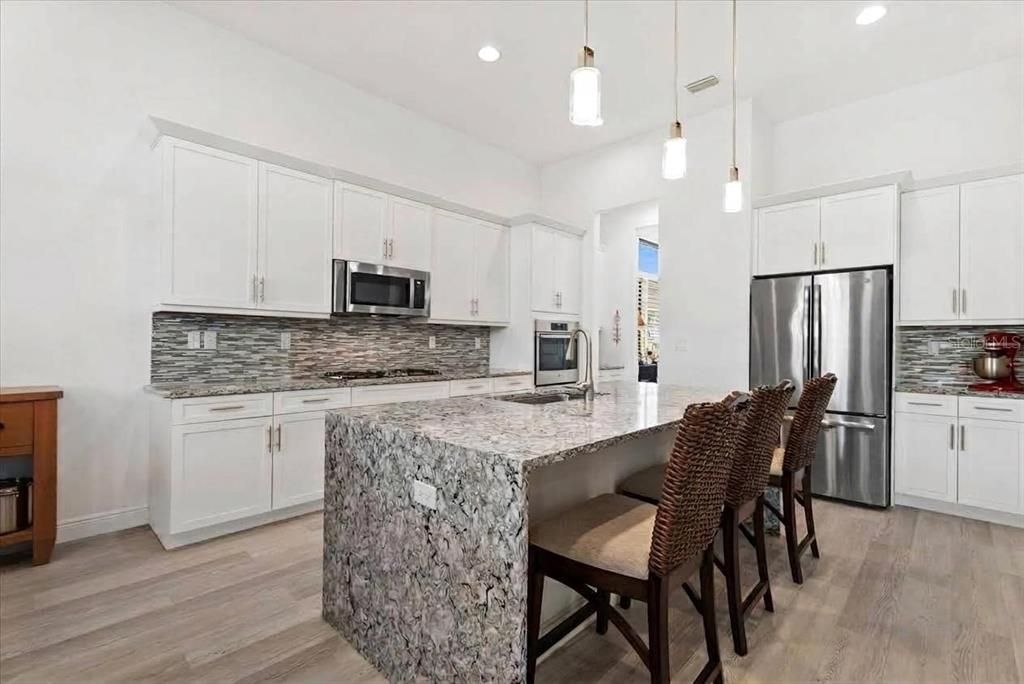 На продажу: $849,999 (2 спален, 2 ванн, 2758 Квадратных фут)